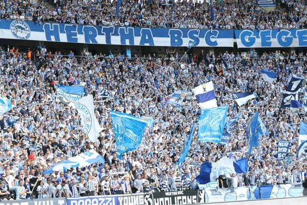 DEU, DFL, 2 FBL, Hertha BSC vs 1 FC Kaiserslautern, 11 05 2024, Berliner Olympiastadion, Berlin, DEU, DFL, 2 FBL, Hertha BSC vs 1 FC Kaiserslautern, im Bild Hertha BSC Fans, Fahnen DFL regulations prohibit any use of Photographs as image sequences and or quasi video Foto Juergen Engler nordphoto GmbH nordphotoxGmbHx xEngler nph00076