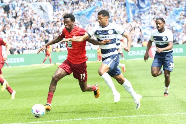 DEU, DFL, 2 FBL, Hertha BSC vs 1 FC Kaiserslautern, 11 05 2024, Berliner Olympiastadion, Berlin, DEU, DFL, 2 FBL, Hertha BSC vs 1 FC Kaiserslautern, in the picture Jeremy Dudziak Hertha BSC Berlin 19 , Aaron Opoku 1 FC Kaiserslautern 17 DFL regulations prohibit any use of Photographs as image sequences and or quasi video Foto Juergen Engler nordphoto GmbH nordphotoxGmbHx xEngler nph00076