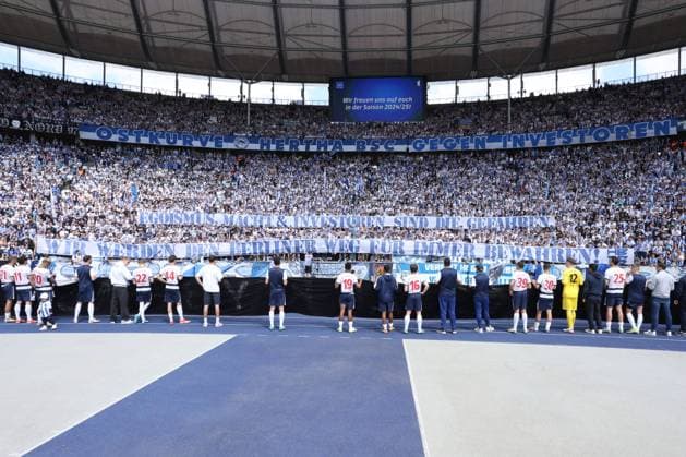 DEU, DFL, 2 FBL, Hertha BSC vs 1 FC Kaiserslautern, 11 05 2024, Berliner Olympiastadion, Berlin, DEU, DFL, 2 FBL, Hertha BSC vs 1 FC Kaiserslautern, im Bild Gedanken an Kai Bernstein, Hertha Spielerkreis mit dem Banner, Hertha BSC Fans DFL regulations prohibit any use of Photographs as image sequences and or quasi video Foto Juergen Engler nordphoto GmbH nordphotoxGmbHx xEngler nph00076