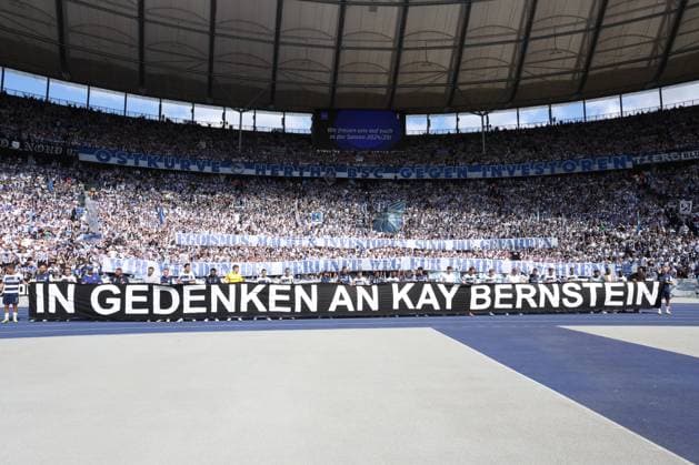 DEU, DFL, 2 FBL, Hertha BSC vs 1 FC Kaiserslautern, 11 05 2024, Berliner Olympiastadion, Berlin, DEU, DFL, 2 FBL, Hertha BSC vs 1 FC Kaiserslautern, im Bild Gedanken an Kai Bernstein, Hertha Spielerkreis mit dem Banner, Hertha BSC Fans DFL regulations prohibit any use of Photographs as image sequences and or quasi video Foto Juergen Engler nordphoto GmbH nordphotoxGmbHx xEngler nph00076