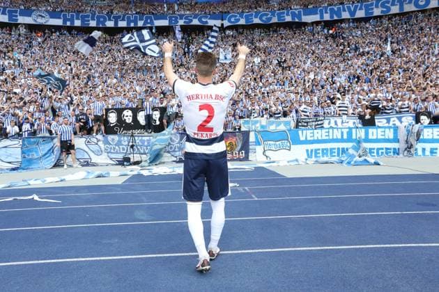 DEU, DFL, 2 FBL, Hertha BSC vs 1 FC Kaiserslautern, 11 05 2024, Berliner Olympiastadion, Berlin, DEU, DFL, 2 FBL, Hertha BSC vs 1 FC Kaiserslautern, im Bild Peter Pekarik Hertha BSC Berlin 2 , Hertha BSC Fans DFL regulations prohibit any use of Photographs as image sequences and or quasi video Foto Juergen Engler nordphoto GmbH nordphotoxGmbHx xEngler nph00076