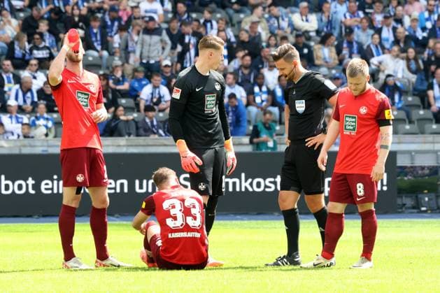 DEU, DFL, 2 FBL, Hertha BSC vs 1 FC Kaiserslautern, 11 05 2024, Berliner Olympiastadion, Berlin, DEU, DFL, 2 FBL, Hertha BSC vs 1 FC Kaiserslautern, im Bild Kaiserslautern Spielerkreis, Boris Tomiak 1 FC Kaiserslautern 2 , Jan Elvedi 1 FC Kaiserslautern 33 , Julian Krahl 1 FC Kaiserslautern 18 , Jean Zimmer 1 FC Kaiserslautern 8 , Referee Daniel Schlager DFL regulations prohibit any use of Photographs as image sequences and or quasi video Foto Juergen Engler nordphoto GmbH nordphotoxGmbHx xEngler nph00076