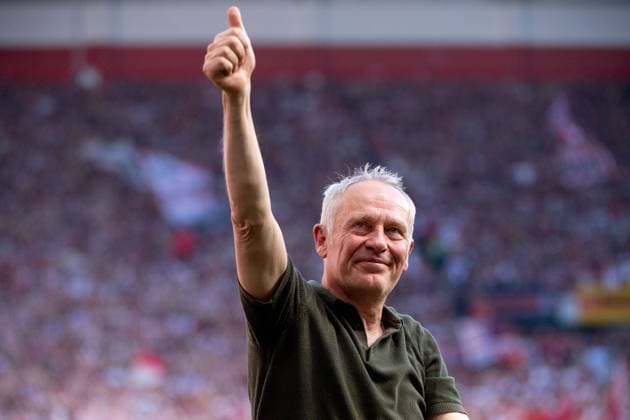 Bilder des Jahres 2024, Sport 05 Mai Sport Themen der Woche KW19 Sport Bilder des Tages Christian Streich (SC Freiburg, Trainer) verabschiedet sich nach seinem letzten Heimspiel als Cheftrainer des SCF auf einer Ehrenrunde von den Fans, GER, SC Freiburg (SCF) vs FC Heidenheim (FCH), Fussball Bundesliga, 33. Spieltag, Saison 2023 2024, 11.05.2024 DFB DFL regulations prohibit any use of photographs as image sequences and or quasi-video GER, SC Freiburg (SCF) vs FC Heidenheim (FCH), Fussball Bundesliga, 33. Spieltag, Saison 2023 2024, 11.05.2024 Freiburg *** Christian Streich SC Freiburg, coach says goodbye to the fans after his last home game as head coach of SCF on a lap of honor, GER, SC Freiburg SCF vs FC Heidenheim FCH , Fußball Bundesliga, 33 Spieltag, Saison 2023 2024, 11 05 2024 DFB DFL regulations prohibit any use of photographs as image sequences and or quasi video GER, SC Freiburg SCF vs FC Heidenheim FCH , Fußball Bundesliga, 33 Spieltag, Saison 2023 2024, 11 05 2024 Freiburg Copyright: xEibner-Pressefoto Memmlerx EP_MMR