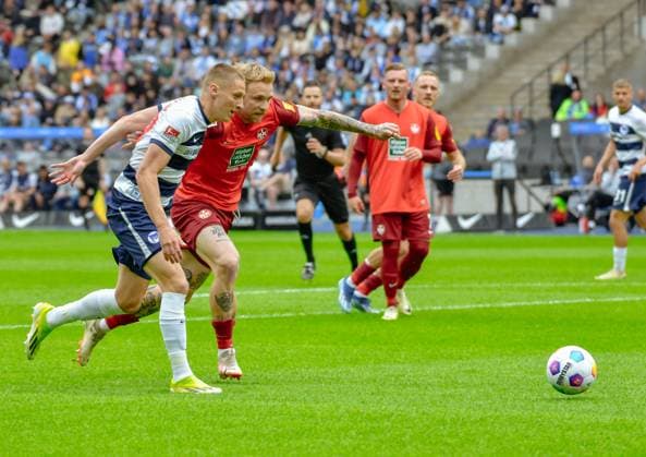 11 05 2024, xlakx, Fußball 2 Bundesliga, Hertha BSC Berlin 1 FC Kaiserslautern emspor, v l Palko Dardai Hertha BSC 27 ,Tymoteusz Puchaz 1 FC Kaiserslautern 15 ,Zweikampf, Duell, Kampf, tackle DFL DFB REGULATIONS PROHIBIT ANY USE OF PHOTOGRAPHS as IMAGE SEQUENCES and or QUASI VIDEO Daniel Lakomski Jan Huebner Berlin
