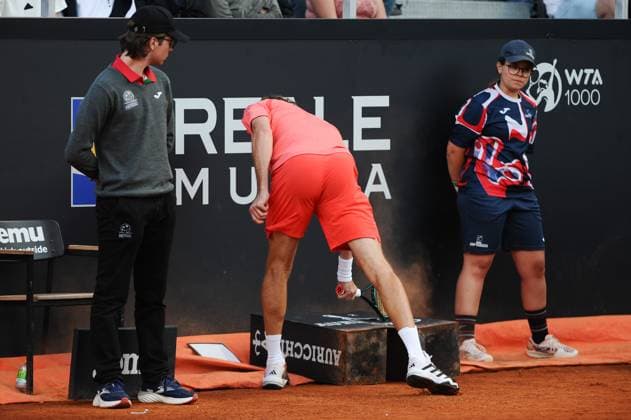 Sport Bilder des Tages Foto IPP Cavaliere Emiliano. Roma 11 05 2024. Tennis Internazionali d Italia 2024. Nella foto: Stefanos Tsitsipas distrugge la racchetta dopo un breack al primo game della partita. Italy Photo Press - World Copyright italy ITALY  Copyright: xR4924_italyphotopressx