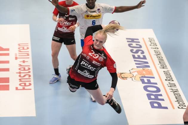 Sport Themen der Woche KW19 Sport Bilder des Tages Laetitia Quist (Rueckraum, HSG Blomberg-Lippe, 6), Johanna Reichert (RL, Thueringer HC, 29), Malina Marie Michalczik (Rueckraum, HSG Blomberg-Lippe, 24), Sonja Frey (RM, Thueringer HC, 5) GER, Thueringer HC gegen HSG Bloomberg-Lippe, 1. Handballbundesliga Frauen, 24. Spieltag, Spielzeit 2023 2024, Samstag, 11.05.2024, 19.00 Uhr GER, Thueringer HC gegen HSG Bloomberg-Lippe, 1. Handballbundesliga Frauen, 24. Spieltag, Spielzeit 2023 2024, Samstag, 11.05.2024, 19.00 Uhr Bad Langensalza *** Laetitia Quist backcourt, HSG Blomberg Lippe, 6 , Johanna Reichert RL, Thueringer HC, 29 , Malina Marie Michalczik backcourt, HSG Blomberg Lippe, 24 , Sonja Frey RM, Thueringer HC, 5 GER, Thueringer HC vs HSG Bloomberg Lippe, 1 Handball Bundesliga Women, 24 Matchday, Season 2023 2024, Saturday, 11 05 2024, 19 00 GER, Thueringer HC vs HSG Bloomberg Lippe, 1 Handball Bundesliga Women, 24 Matchday, Season 2023 2024, Saturday, 11 05 2024, 19 00 Bad Langensalza Copyright: xEibner-Pressefoto MartinxHerbstx EP_MHT