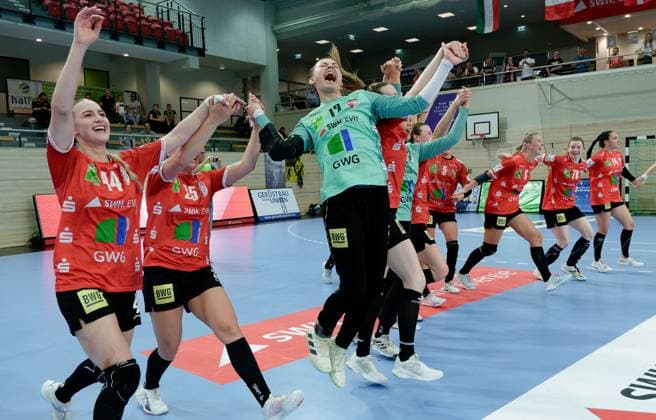 Sport Themen der Woche KW19 Sport Bilder des Tages Wildcats Jubel nach Spielende 28:28, SV Union Halle-Neustadt, Wildcats, vs. Borussia Dortmund, 1. Handball Bundesliga Frauen, 24. Spieltag, Saison 2023 24, 11.05.2024, Halle SWH Arena Sachsen-Anhalt Deutschland *** Wildcats cheering after the end of the match 28 28, SV Union Halle Neustadt, Wildcats, vs Borussia Dortmund, 1 Handball Bundesliga Women, 24 Matchday, Season 2023 24, 11 05 2024, Halle SWH Arena Sachsen Anhalt Germany