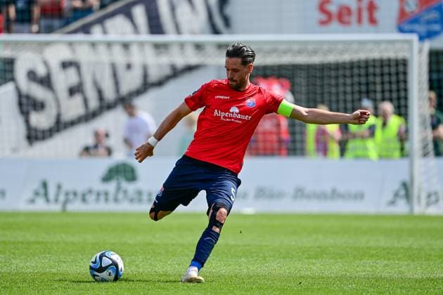 Josef Welzmüller (Welzmueller, Unterhaching, 5) am Ball, Freisteller, Einzelbild, Aktion, Action, 11.05.2024, Unterhaching (Deutschland), Fussball, 3. Liga, SpVgg Unterhaching - SG Dynamo Dresden, DFB DFL REGULATIONS PROHIBIT ANY USE OF PHOTOGRAPHS AS IMAGE SEQUENCES AND OR QUASI-VIDEO. *** Josef Welzmüller Welzmueller, Unterhaching, 5 on the ball, cropped image, single image, action, action, 11 05 2024, Unterhaching Germany , Football, 3 Liga, SpVgg Unterhaching SG Dynamo Dresden, DFB DFL REGULATIONS PROHIBIT ANY USE OF PHOTOGRAPHS AS IMAGE SEQUENCES AND OR QUASI VIDEO xslx