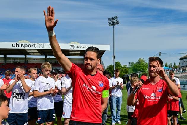 v.li.: Josef Welzmüller (Welzmueller, Unterhaching, 5) und Maximilian Welzmüller (Unterhaching, 19) bedanken sich bei den Fans, bedanken, Dank, Feiern, optimistisch, 11.05.2024, Unterhaching (Deutschland), Fussball, 3. Liga, SpVgg Unterhaching - SG Dynamo Dresden, DFB DFL REGULATIONS PROHIBIT ANY USE OF PHOTOGRAPHS AS IMAGE SEQUENCES AND OR QUASI-VIDEO. *** from left Josef Welzmüller Welzmueller, Unterhaching, 5 and Maximilian Welzmüller Unterhaching, 19 thank the fans, thank, thanks, celebrate, optimistic, 11 05 2024, Unterhaching Germany , Football, 3 Liga, SpVgg Unterhaching SG Dynamo Dresden, DFB DFL REGULATIONS PROHIBIT ANY USE OF PHOTOGRAPHS AS IMAGE SEQUENCES AND OR QUASI VIDEO xslx