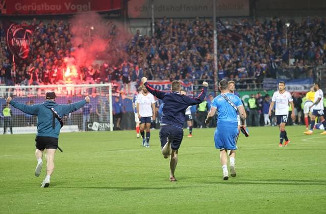 Kieler Fans stuermen den Platz Fussball, Herren, Saison 2023 2024, 2.BL, Holstein Kiel gegen Fortuna Duesseldorf, 1-1, Kiel damit Aufsteiger in die 1.Liga DFL REGULATIONS PROHIBIT ANY USE OF PHOTOGRAPHS AS IMAGE SEQUENCES AND OR QUASI-VIDEO. *** Kiel fans storm the pitch Football, Men, Season 2023 2024, 2 BL, Holstein Kiel vs Fortuna Duesseldorf, 1 1, Kiel thus promoted to the 1 Liga DFL REGULATIONS PROHIBIT ANY USE OF PHOTOGRAPHS AS IMAGE SEQUENCES AND OR QUASI VIDEO