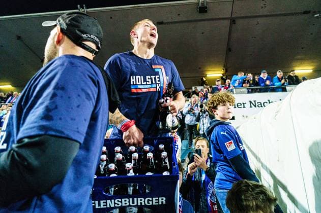 Lewis Holtby Holstein Kiel, 10 celebrates promotion to the Bundesliga with the fans and beer crate GER, Holstein Kiel vs Fortuna Duesseldorf, Football, 2 Bundesliga, Matchday 33, Season 2023 2024, 11 05 2024 DFL REGULATIONS PROHIBIT ANY USE OF PHOTOGRAPHS AS IMAGE SEQUENCES AND OR QUASI VIDEO GER, Holstein Kiel vs Fortuna Duesseldorf, Football, 2 Bundesliga, Matchday 33, Season 2023 2024, 11 05 2024 Kiel Copyright: xEibner-Pressefoto MarcelxvonxFehrnx EP_MFN