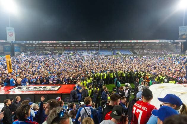 Bilder des Jahres 2024, Sport 05 Mai Sport Themen der Woche KW19 Fußball I Herren I Saison 2023-2024 I 2. Bundesliga I 33. Spieltag I Holstein Kiel - Fortuna Düsseldorf I 11.05.2024 Die Fans haben den Platz gestürmt. Kiel Holstein-Stadion Schleswig-Holstein Deutschland *** Soccer I Men I Season 2023 2024 I 2 Bundesliga I 33 Matchday I Holstein Kiel Fortuna Düsseldorf I 11 05 2024 The fans have stormed the pitch Kiel Holstein Stadion Schleswig Holstein Germany Copyright: xLobecax xHenningxRohlfsx
