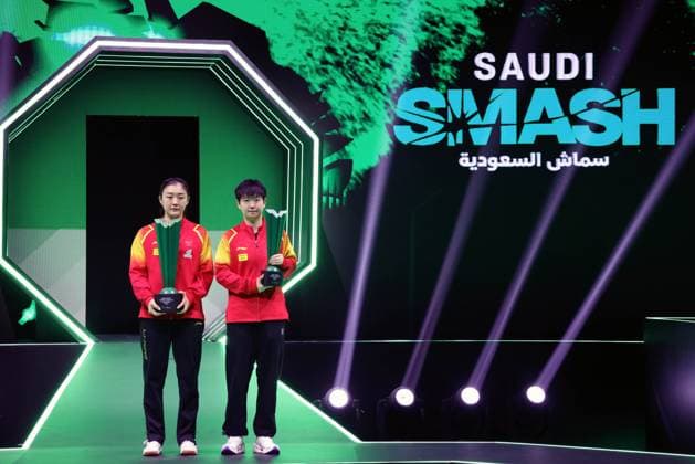 Sport Themen der Woche KW19 Sport Bilder des Tages (240512) -- JEDDAH, May 12, 2024 -- Chen Meng (L) and Sun Yingsha of China pose with the trophy during the awarding ceremony after the women s singles final between Chen Meng of China and Sun Yingsha of China at WTT Saudi Smash 2024 in Jeddah, Saudi Arabia, May 11, 2024. ) (SP)SAUDI ARABIA-JEDDAH Table tennis, Tischtennis WTT 2024 SAUDI SMASH WangxHaizhou 