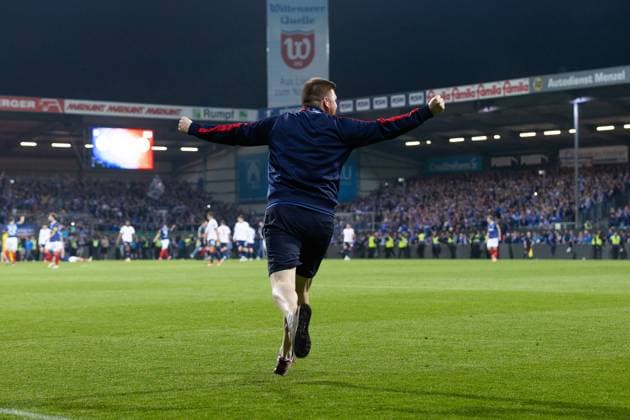 Fußball I Herren I Saison 2023-2024 I 2. Bundesliga I 33. Spieltag I Holstein Kiel - Fortuna Düsseldorf I 11.05.2024 Die ersten Fans stürmen den Platz zu früh. Kiel Holstein-Stadion Schleswig-Holstein Deutschland *** Soccer I Men I Season 2023 2024 I 2 Bundesliga I 33 Matchday I Holstein Kiel Fortuna Düsseldorf I 11 05 2024 The first fans storm the pitch too early Kiel Holstein Stadion Schleswig Holstein Germany Copyright: xLobecax xHenningxRohlfsx