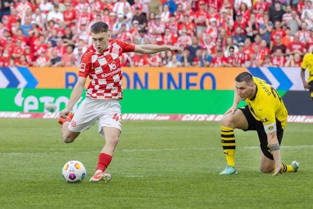 1 FSV Mainz 05 Borussia Dortmund, 1 FBL Goal kick by Brajan Gruda 1 FSV Mainz 05, 43 , right kneeling Niklas Süle Borussia Dortmund, 25 Bundesliga match between 1 FSV Mainz 05 and Borussia Dortmund on May 11, 2024 at the Mewa Arena in Mainz According to the regulations of the DFL, German Football League, it is prohibited to exploit or have exploited photographs taken in the stadium and or of the match in the form of sequential images and or video-like photo series , Mainz Rhineland-Palatinate Germany Mewa Arena