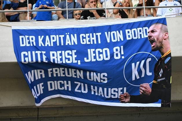12 05 2024, xjhx, Fußball 2 Bundesliga, Karlsruher SC Hannover 96 emspor, v l Abschied Verabschiedung von Jerome Gondorf Karlsruher SC KSC Spruchband Plakat Schild DFL DFB REGULATIONS PROHIBIT ANY USE OF PHOTOGRAPHS as IMAGE SEQUENCES and or QUASI VIDEO Karlsruhe