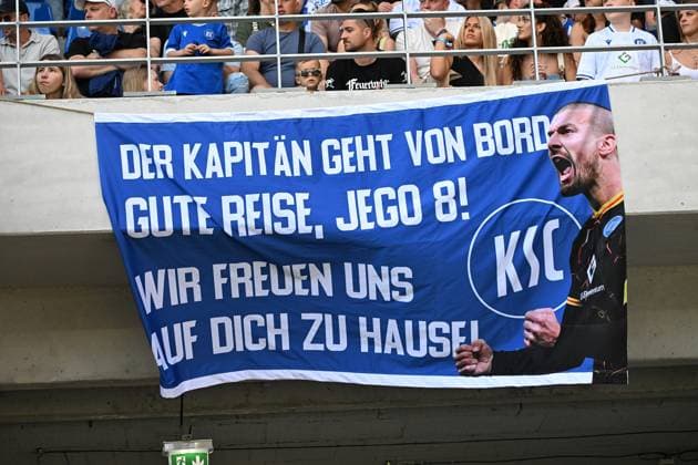 12 05 2024, xjhx, Fußball 2 Bundesliga, Karlsruher SC Hannover 96 emspor, v l Abschied Verabschiedung von Jerome Gondorf Karlsruher SC KSC Spruchband Plakat Schild DFL DFB REGULATIONS PROHIBIT ANY USE OF PHOTOGRAPHS as IMAGE SEQUENCES and or QUASI VIDEO Karlsruhe