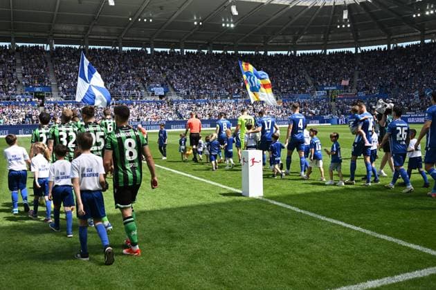12 05 2024, xjhx, Soccer 2 Bundesliga, Karlsruher SC Hannover 96 emspor, v l The teams run in DFL DFB REGULATIONS PROHIBIT ANY USE OF PHOTOGRAPHS as IMAGE SEQUENCES and or QUASI VIDEO Karlsruhe