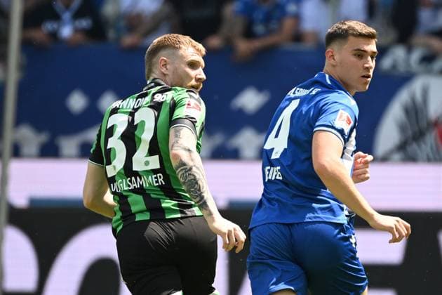 12 05 2024, xjhx, Soccer 2 Bundesliga, Karlsruher SC Hannover 96 emspor, v l Andreas Voglsammer Hannover 96 Marcel Beifus Karlsruher SC KSC DFL DFB REGULATIONS PROHIBIT ANY USE OF PHOTOGRAPHS as IMAGE SEQUENCES and or QUASI VIDEO Karlsruhe