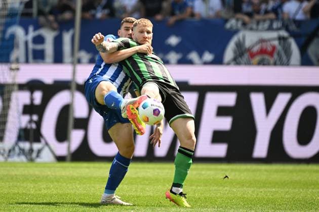 12 05 2024, xjhx, Fußball 2 Bundesliga, Karlsruher SC Hannover 96 emspor, v l Andreas Voglsammer Hannover 96 Marcel Beifus Karlsruher SC KSC Zweikampf, Aktion, action, battle for the ball DFL DFB REGULATIONS PROHIBIT ANY USE OF PHOTOGRAPHS as IMAGE SEQUENCES and or QUASI VIDEO Karlsruhe