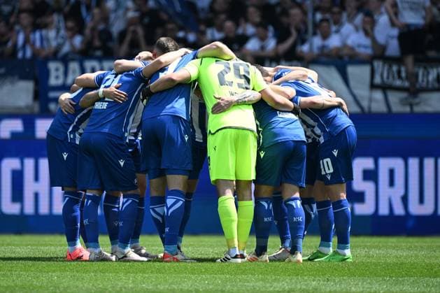 12 05 2024, xjhx, Soccer 2 Bundesliga, Karlsruher SC Hannover 96 emspor, v l Teamkreis KSC DFL DFB REGULATIONS PROHIBIT ANY USE OF PHOTOGRAPHS as IMAGE SEQUENCES and or QUASI VIDEO Karlsruhe