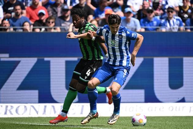 12 05 2024, xjhx, Fußball 2 Bundesliga, Karlsruher SC Hannover 96 emspor, v l Bright Arrey Mbi Hannover 96 Igor Matanovic Karlsruher SC KSC Zweikampf, Aktion, action, battle for the ball DFL DFB REGULATIONS PROHIBIT ANY USE OF PHOTOGRAPHS as IMAGE SEQUENCES and or QUASI VIDEO Karlsruhe