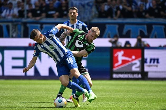 12 05 2024, xjhx, Fußball 2 Bundesliga, Karlsruher SC Hannover 96 emspor, v l Marvin Wanitzek Karlsruher SC KSC Andreas Voglsammer Hannover 96 Zweikampf, Aktion, action, battle for the ball DFL DFB REGULATIONS PROHIBIT ANY USE OF PHOTOGRAPHS as IMAGE SEQUENCES and or QUASI VIDEO Karlsruhe