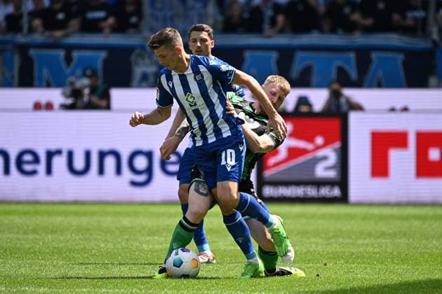 12 05 2024, xjhx, Fußball 2 Bundesliga, Karlsruher SC Hannover 96 emspor, v l Marvin Wanitzek Karlsruher SC KSC Andreas Voglsammer Hannover 96 Zweikampf, Aktion, action, battle for the ball DFL DFB REGULATIONS PROHIBIT ANY USE OF PHOTOGRAPHS as IMAGE SEQUENCES and or QUASI VIDEO Karlsruhe