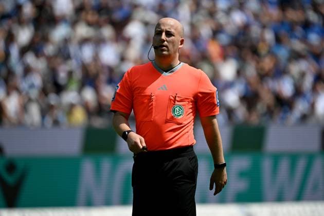 12 05 2024, xjhx, Soccer 2 Bundesliga, Karlsruher SC Hannover 96 emspor, v l Referee Referee Nicolas Winter Hagenbach DFL DFB REGULATIONS PROHIBIT ANY USE OF PHOTOGRAPHS as IMAGE SEQUENCES and or QUASI VIDEO Karlsruhe