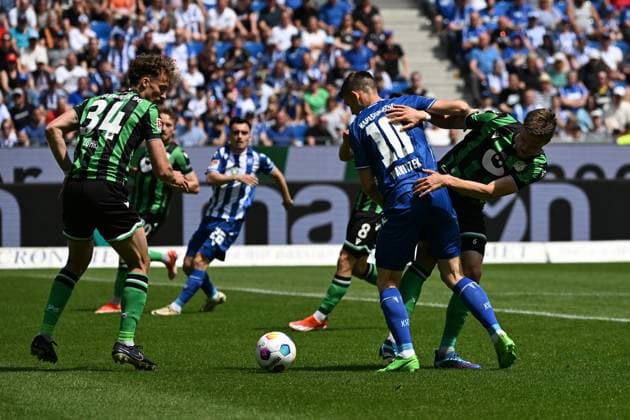 12 05 2024, xjhx, Fußball 2 Bundesliga, Karlsruher SC Hannover 96 emspor, v l Yannik Luehrs Lührs Hannover 96 Marvin Wanitzek Karlsruher SC KSC Fabian Kunze Hannover 96 Zweikampf, Aktion, action, battle for the ball DFL DFB REGULATIONS PROHIBIT ANY USE OF PHOTOGRAPHS as IMAGE SEQUENCES and or QUASI VIDEO Karlsruhe