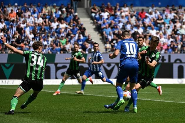 12 05 2024, xjhx, Fußball 2 Bundesliga, Karlsruher SC Hannover 96 emspor, v l Yannik Luehrs Lührs Hannover 96 Marvin Wanitzek Karlsruher SC KSC Fabian Kunze Hannover 96 Zweikampf, Aktion, action, battle for the ball DFL DFB REGULATIONS PROHIBIT ANY USE OF PHOTOGRAPHS as IMAGE SEQUENCES and or QUASI VIDEO Karlsruhe
