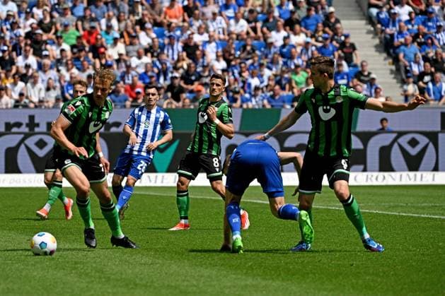 12 05 2024, xjhx, Fußball 2 Bundesliga, Karlsruher SC Hannover 96 emspor, v l Yannik Luehrs Lührs Hannover 96 Marvin Wanitzek Karlsruher SC KSC Fabian Kunze Hannover 96 Zweikampf, Aktion, action, battle for the ball DFL DFB REGULATIONS PROHIBIT ANY USE OF PHOTOGRAPHS as IMAGE SEQUENCES and or QUASI VIDEO Karlsruhe