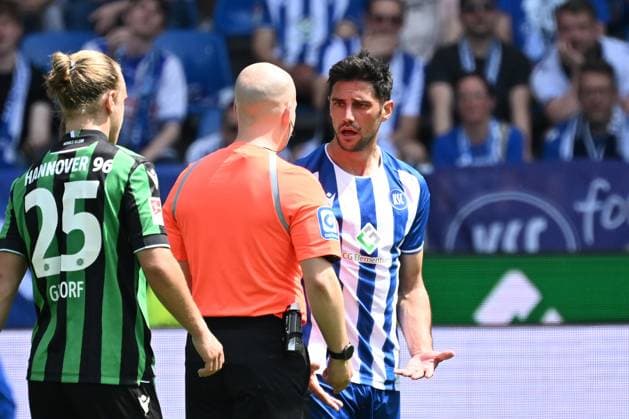 12 05 2024, xjhx, Soccer 2 Bundesliga, Karlsruher SC Hannover 96 emspor, v l Referee Referee Nicolas Winter Hagenbach Igor Matanovic Karlsruher SC KSC DFL DFB REGULATIONS PROHIBIT ANY USE OF PHOTOGRAPHS as IMAGE SEQUENCES and or QUASI VIDEO Karlsruhe