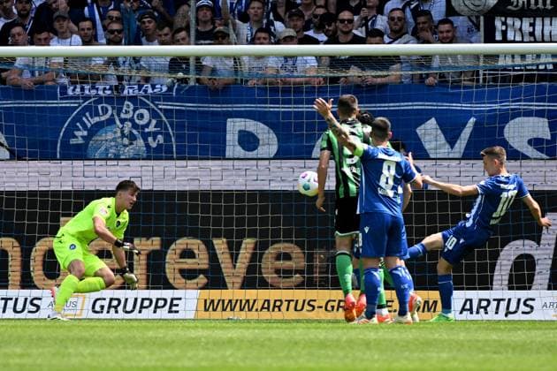 12 05 2024, xjhx, Soccer 2 Bundesliga, Karlsruher SC Hannover 96 emspor, v l Max Weiß Weiss Karlsruher SC KSC Marvin Wanitzek Karlsruher SC KSC DFL DFB REGULATIONS PROHIBIT ANY USE OF PHOTOGRAPHS as IMAGE SEQUENCES and or QUASI VIDEO Karlsruhe