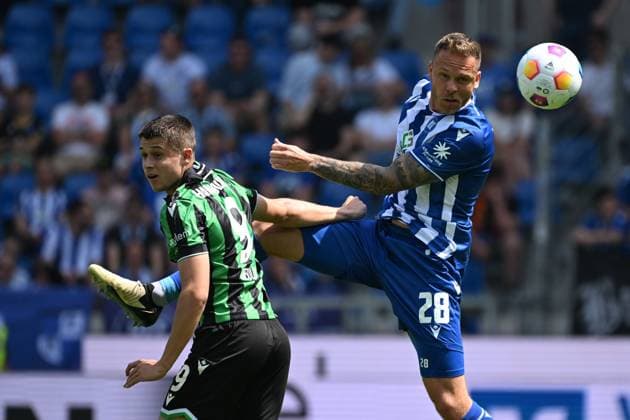12 05 2024, xjhx, Fußball 2 Bundesliga, Karlsruher SC Hannover 96 emspor, v l Nicolo Tresoldi Hannover 96 Marcel Franke Karlsruher SC KSC Zweikampf, Aktion, action, battle for the ball DFL DFB REGULATIONS PROHIBIT ANY USE OF PHOTOGRAPHS as IMAGE SEQUENCES and or QUASI VIDEO Karlsruhe