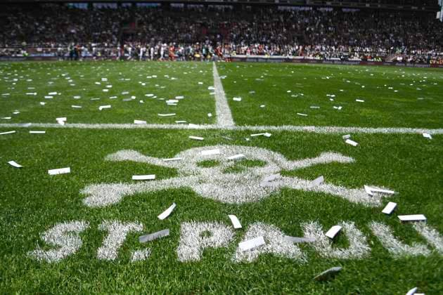 GER; 2. FBL, FC St. Pauli vs VfL Osnabrueck 12.05.2024, Millerntorstadion, Hamburg, GER; 2. FBL, FC St. Pauli vs VfL Osnabrueck (Osnabrück) im Bild Feature das Pauli -Zeichen auf dem Rasen mit der Tribuene der Pauli Fans im Hintergrund *** GER 2 FBL, FC St Pauli vs VfL Osnabrueck 12 05 2024, Millerntorstadion, Hamburg, GER 2 FBL, FC St Pauli vs VfL Osnabrueck Osnabrueck in the picture feature the Pauli sign on the pitch with the Pauli fans stand in the background nordphotoxGmbH xWitke nph00002