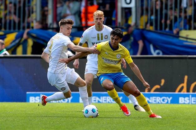 12 05 2024, xtgx, Football 2 Bundesliga, Eintracht Braunschweig SV Wehen Wiesbaden emspor, v l Nick Bätzner Wiesbaden, 8 , Johan Gomez BRaunschweig, 44 duel, duel, fight, tackle DFL DFB REGULATIONS PROHIBIT ANY USE OF PHOTOGRAPHS as IMAGE SEQUENCES and or QUASI VIDEO Braunschweig