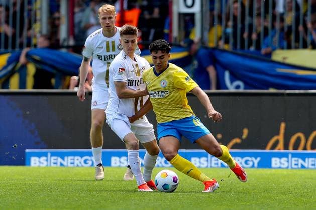12 05 2024, xtgx, Football 2 Bundesliga, Eintracht Braunschweig SV Wehen Wiesbaden emspor, v l Nick Bätzner Wiesbaden, 8 , Johan Gomez BRaunschweig, 44 duel, duel, fight, tackle DFL DFB REGULATIONS PROHIBIT ANY USE OF PHOTOGRAPHS as IMAGE SEQUENCES and or QUASI VIDEO Braunschweig