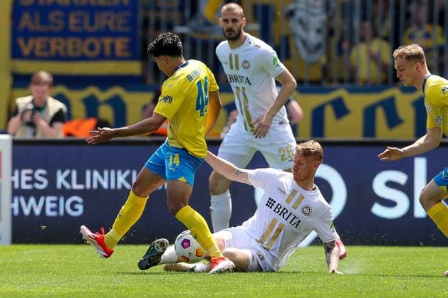 12 05 2024, xtgx, Soccer 2 Bundesliga, Eintracht Braunschweig SV Wehen Wiesbaden emspor, v l Johan Gomez Braunschweig, 44 , Bjarke Jacobsen Wiesbaden, 19 duel, duel, fight, tackle DFL DFB REGULATIONS PROHIBIT ANY USE OF PHOTOGRAPHS as IMAGE SEQUENCES and or QUASI VIDEO Braunschweig