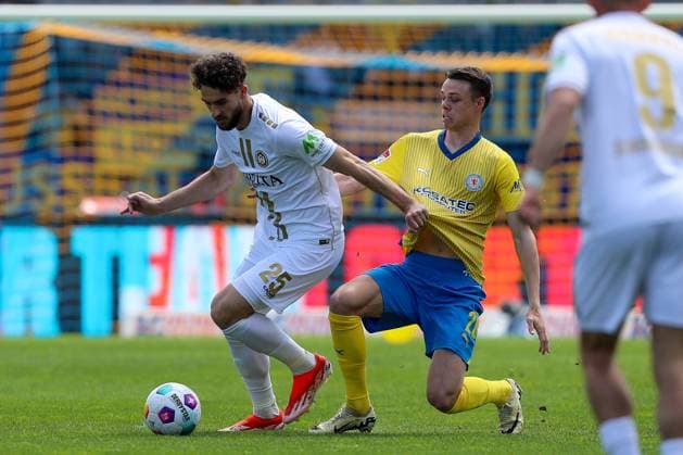 12 05 2024, xtgx, Football 2 Bundesliga, Eintracht Braunschweig SV Wehen Wiesbaden emspor, v l Nikolas Agrafiotis Wiesbaden, 25 , Thorir Johann Helgason Braunschweig, 20 duel, duel, fight, tackle DFL DFB REGULATIONS PROHIBIT ANY USE OF PHOTOGRAPHS as IMAGE SEQUENCES and or QUASI VIDEO Braunschweig