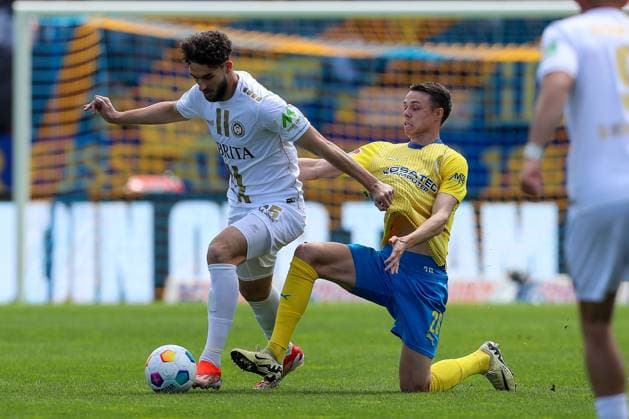 12 05 2024, xtgx, Football 2 Bundesliga, Eintracht Braunschweig SV Wehen Wiesbaden emspor, v l Nikolas Agrafiotis Wiesbaden, 25 , Thorir Johann Helgason Braunschweig, 20 duel, duel, fight, tackle DFL DFB REGULATIONS PROHIBIT ANY USE OF PHOTOGRAPHS as IMAGE SEQUENCES and or QUASI VIDEO Braunschweig