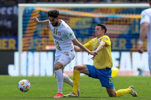 12 05 2024, xtgx, Football 2 Bundesliga, Eintracht Braunschweig SV Wehen Wiesbaden emspor, v l Nikolas Agrafiotis Wiesbaden, 25 , Thorir Johann Helgason Braunschweig, 20 duel, duel, fight, tackle DFL DFB REGULATIONS PROHIBIT ANY USE OF PHOTOGRAPHS as IMAGE SEQUENCES and or QUASI VIDEO Braunschweig