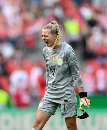 Cheering Goalkeeper Goalkeeper Merle FROHMS WOB DFB Pokal Final Women 2024, FC Bayern Muenchen M VfL Wolfsburg WOB 0 2, am 09 05 2024 in Koeln Germany DFB regulations prohibit any use of photographs as image sequences and or quasi video Â
