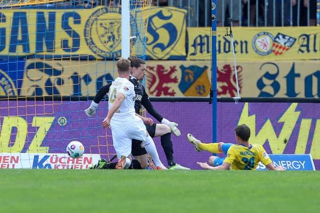 12 05 2024, xtgx, Soccer 2 Bundesliga, Eintracht Braunschweig SV Wehen Wiesbaden emspor, v l Goal to 1 0 by Thorir Johann Helgason Braunschweig, 20 DFL DFB REGULATIONS PROHIBIT ANY USE OF PHOTOGRAPHS as IMAGE SEQUENCES and or QUASI VIDEO Braunschweig