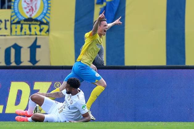 12 05 2024, xtgx, Soccer 2 Bundesliga, Eintracht Braunschweig SV Wehen Wiesbaden emspor, v l jubilation after the 1 0 by Thorir Johann Helgason Braunschweig, 20 DFL DFB REGULATIONS PROHIBIT ANY USE OF PHOTOGRAPHS as IMAGE SEQUENCES and or QUASI VIDEO Braunschweig