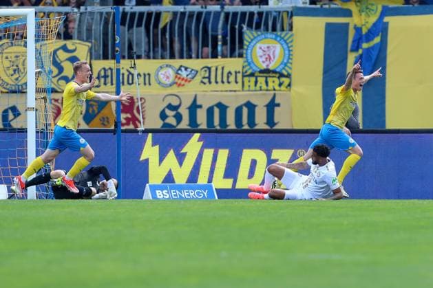 12 05 2024, xtgx, Soccer 2 Bundesliga, Eintracht Braunschweig SV Wehen Wiesbaden emspor, v l jubilation after the 1 0 by Thorir Johann Helgason Braunschweig, 20 DFL DFB REGULATIONS PROHIBIT ANY USE OF PHOTOGRAPHS as IMAGE SEQUENCES and or QUASI VIDEO Braunschweig