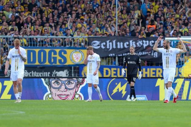 12 05 2024, xtgx, Soccer 2 Bundesliga, Eintracht Braunschweig SV Wehen Wiesbaden emspor, v l Bjarke Jacobsen Wiesbaden, 19 , Marcus Mathisen Wiesbaden, 24 , Florian Stritzel Wiesbaden, 16 w, Aleksandar Vukotic Wiesbaden, 26 enttaeuscht, schaut enttaeuscht, niedergeschlagen, disappointed DFL DFB REGULATIONS PROHIBIT ANY USE OF PHOTOGRAPHS as IMAGE SEQUENCES and or QUASI VIDEO Braunschweig
