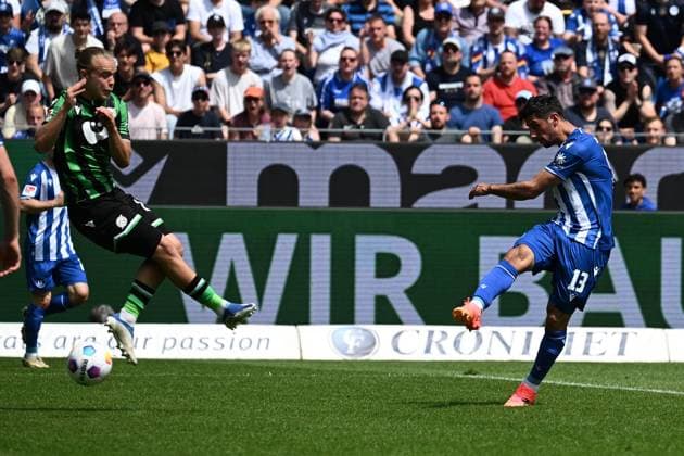 12 05 2024, xjhx, Fußball 2 Bundesliga, Karlsruher SC Hannover 96 emspor, v l Torschuss Lars Stindl Karlsruher SC KSC DFL DFB REGULATIONS PROHIBIT ANY USE OF PHOTOGRAPHS as IMAGE SEQUENCES and or QUASI VIDEO Karlsruhe