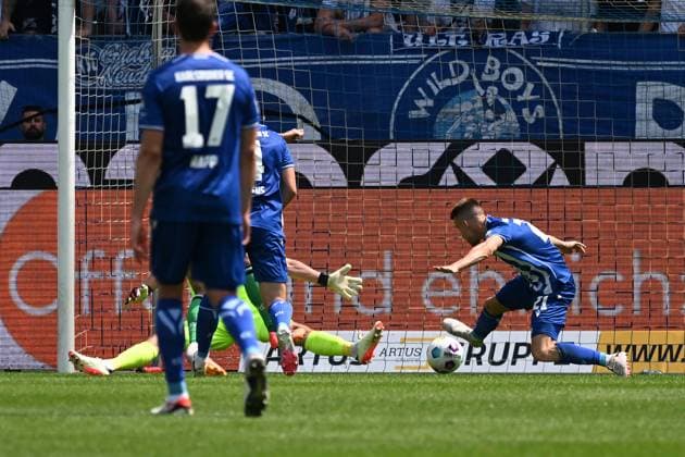 12 05 2024, xjhx, Soccer 2 Bundesliga, Karlsruher SC Hannover 96 emspor, v l Max Weiß Weiss Karlsruher SC KSC Marco Thiede Karlsruher SC KSC DFL DFB REGULATIONS PROHIBIT ANY USE OF PHOTOGRAPHS as IMAGE SEQUENCES and or QUASI VIDEO Karlsruhe