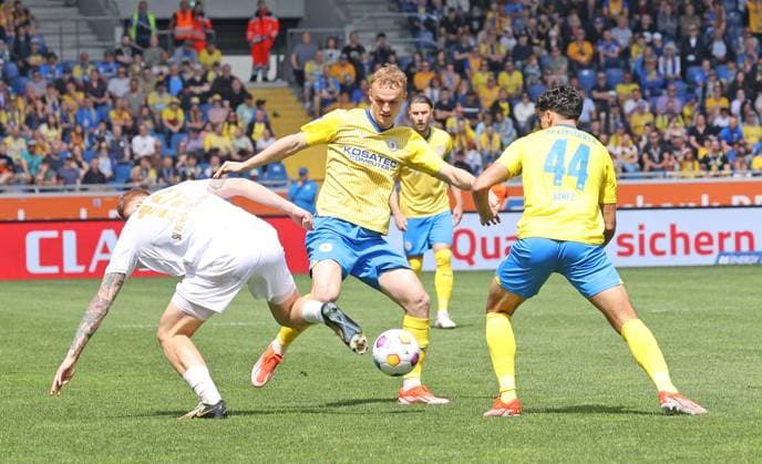 Eintracht Braunschweig vs SV Wehen Wiesbaden Braunschweig, 12 05 2024, Soccer, Season 23 24, 2 Bundesliga, 33 Matchday, Eintracht Braunschweig vs SV Wehen Wiesbaden, Picture shows Niklas Tauer BTSV, 8 Braunschweig